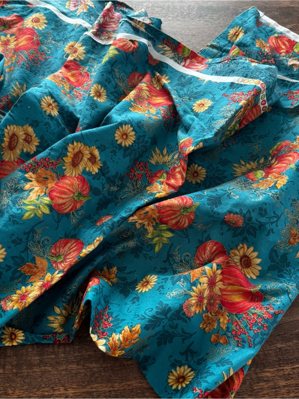 2015 1 yard x 2 yards of whimsical fall fabric
• Very Good Condition